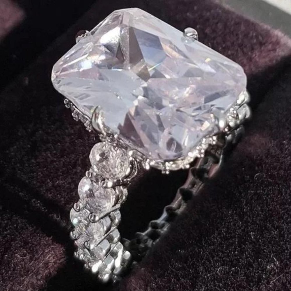 NEW 925 STERLING SILVER ENGAGEMENT DIAMOND RING, CUTE RING, SHINY RING.